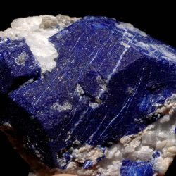 Le lapis-lazuli est une pierre spirituelle qui favorise les rêves éveillés